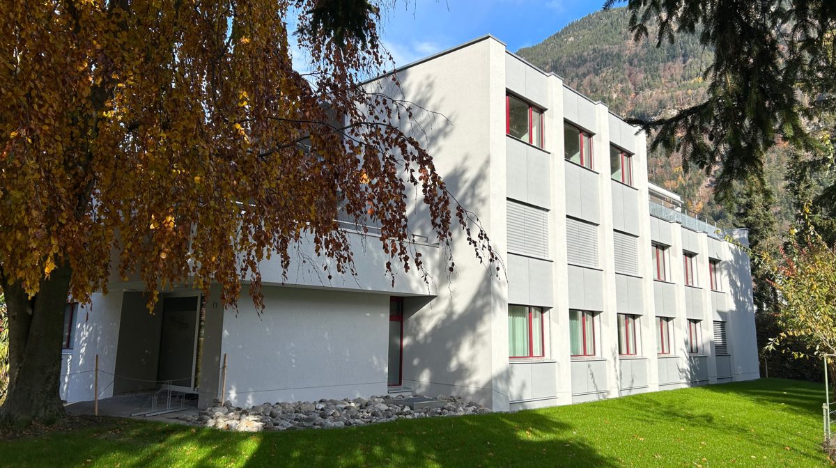 Südost- und Südwestfassade nach der Sanierung und Aufstockung