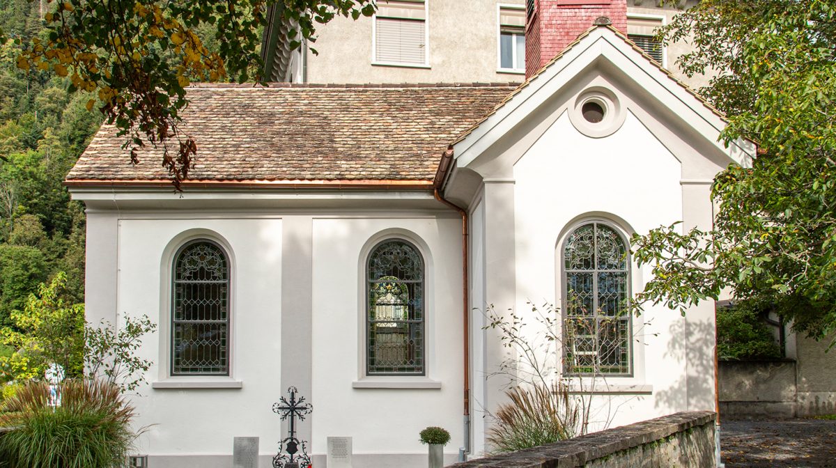 Südwestfassade mit Friedhof und alter Klausenweg